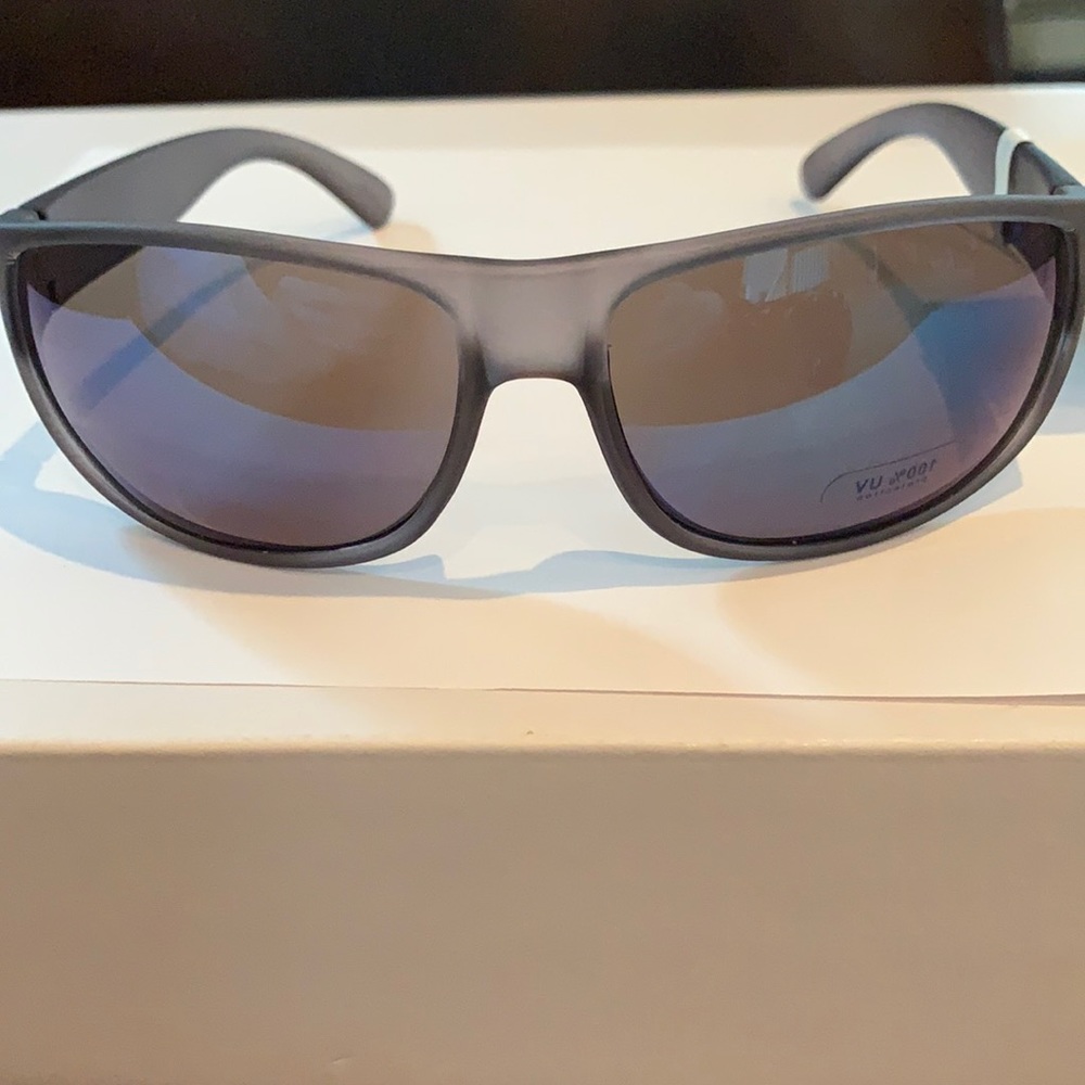 Classic men’s sunglasses Sears 100% UV protection